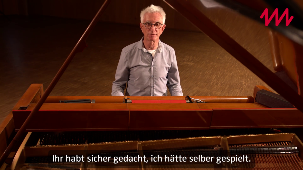 Der Mitarbeiter sitzt am Flügel