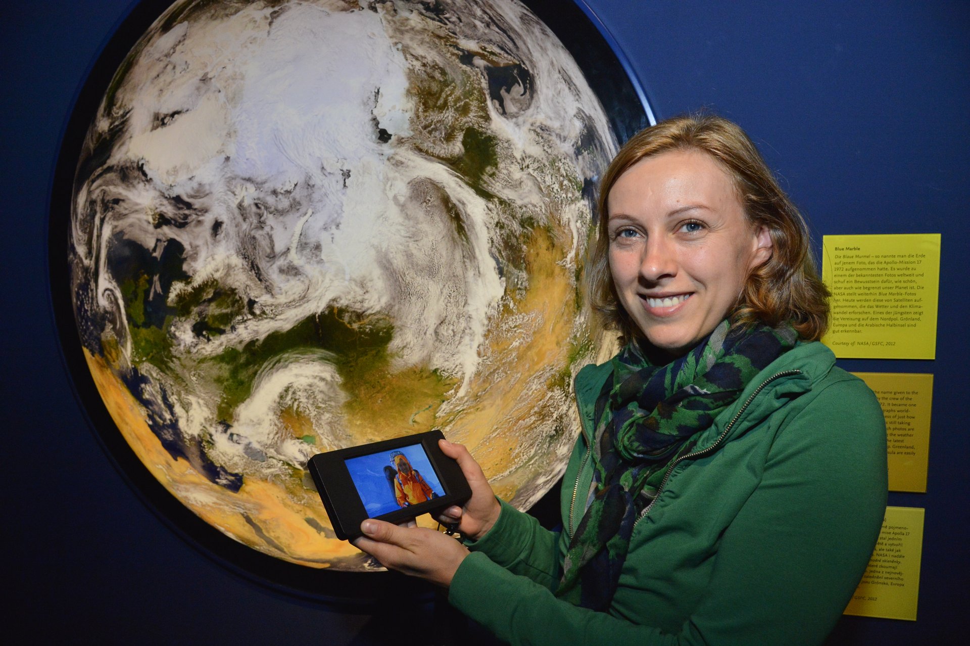 Besucher der Sonnenwelt mit Mediaguide